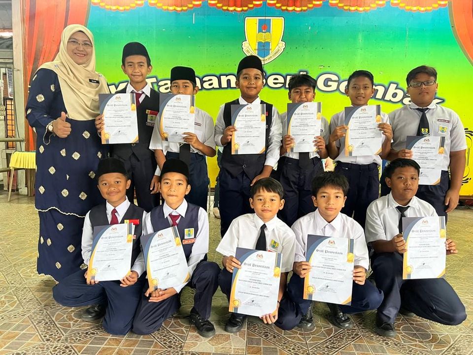 Penyampaian Sijil Kepada Murid Yang Telah Mengharumkan Nama 