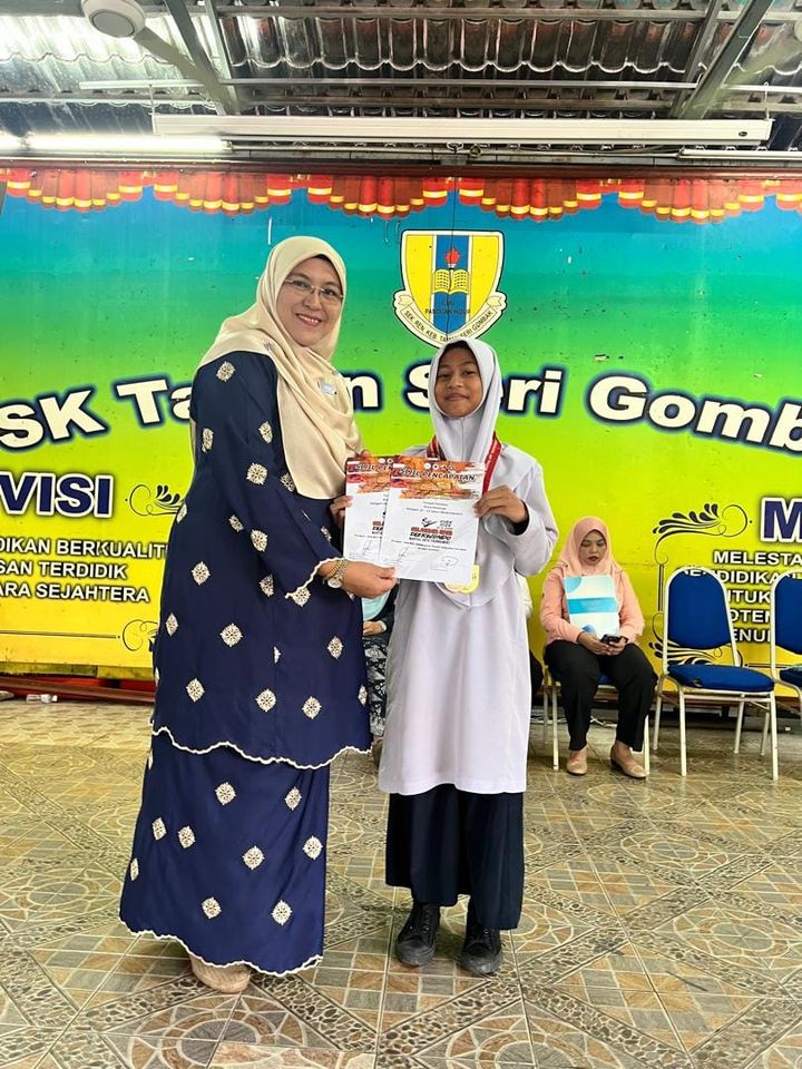 Penyampaian Hadiah Dan Sijil Kepada Murid Yang Mengharumkan 