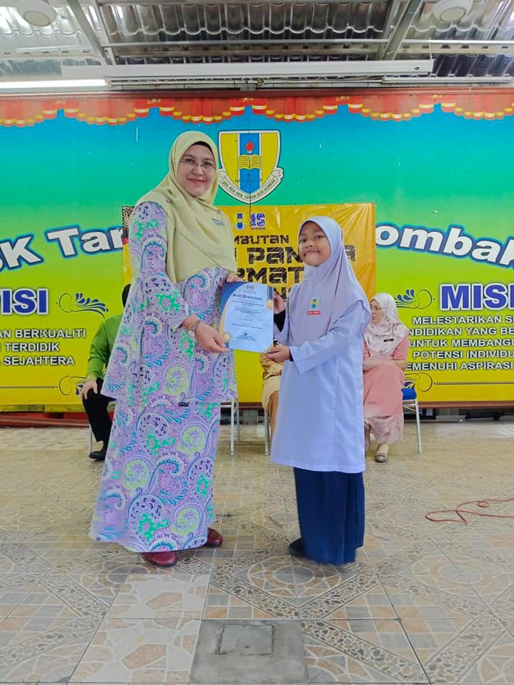 Penyampaian Sijil Kepada Murid-murid Sktsg Yang Mengambil Bahagian 