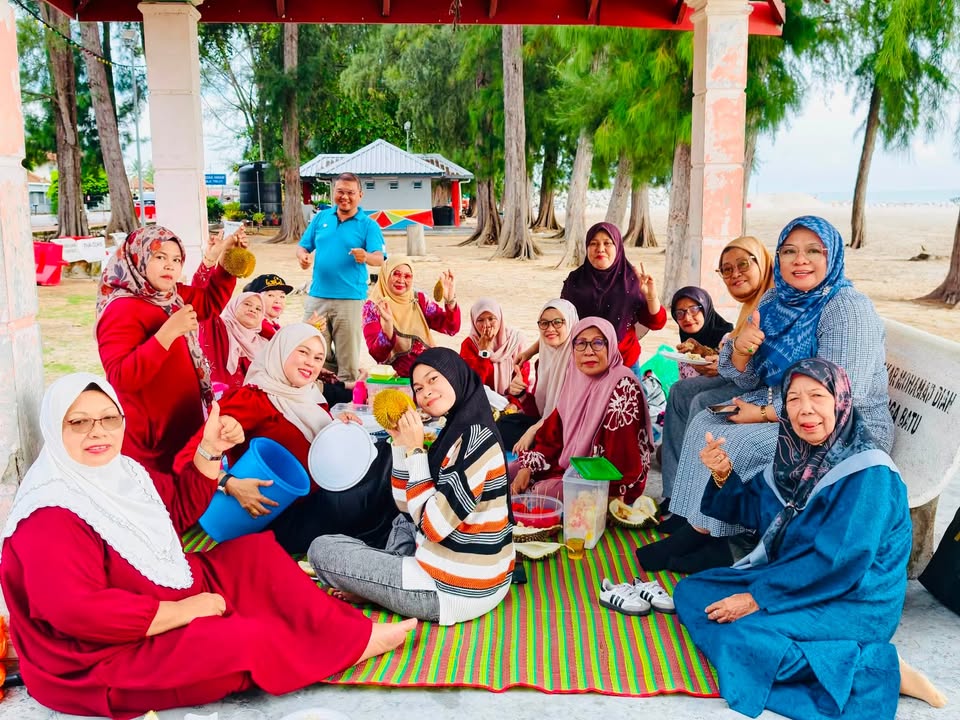Suasana Yang Santai Dan Penuh Kemesraan Ini Menjadi 