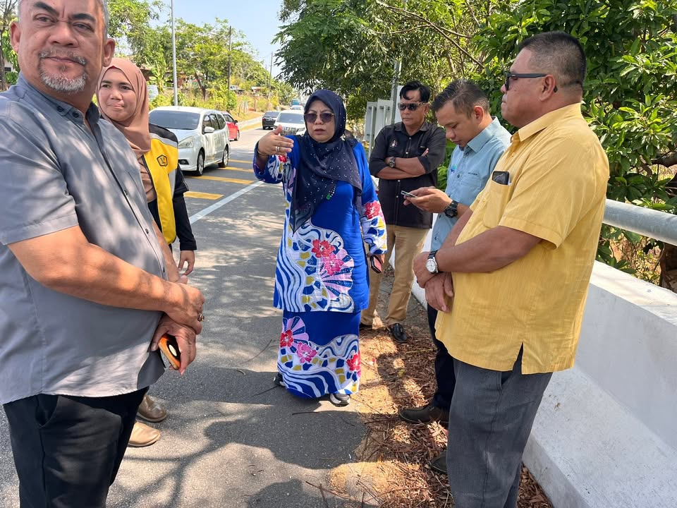 Bersama Pn. Azlina Dari Jkr Dan En. Mohd. 