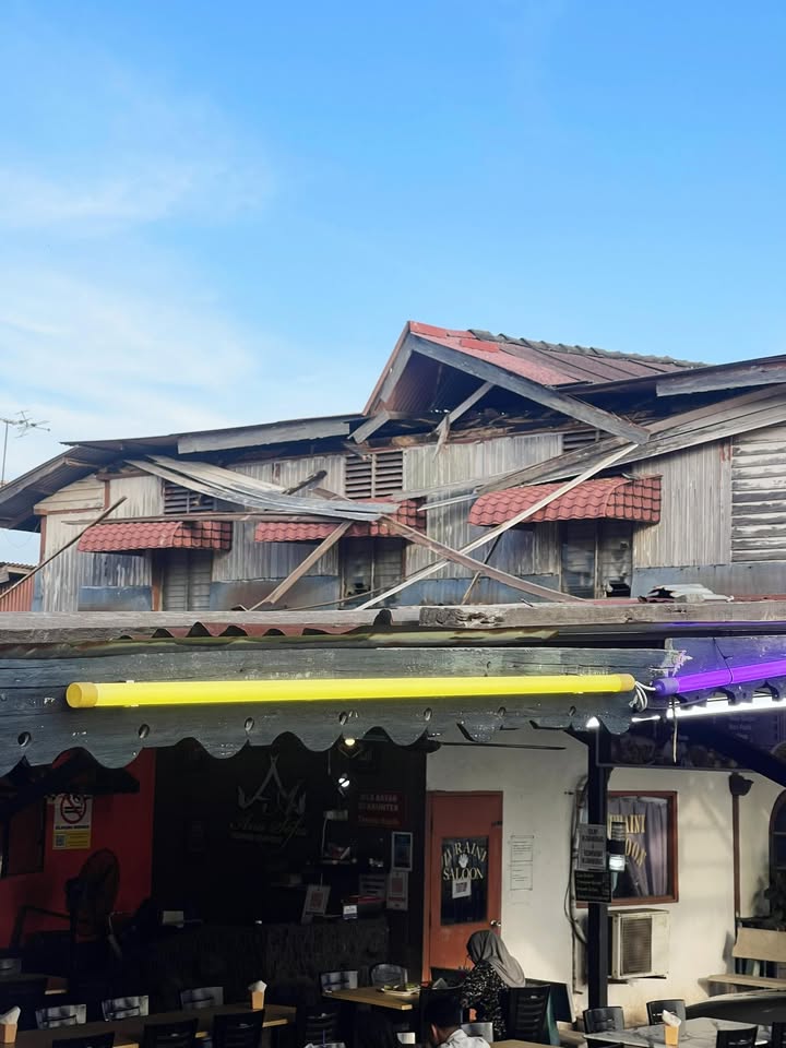 Saya Telah Menerima Aduan Berhubung Masalah Bumbung Rosak 