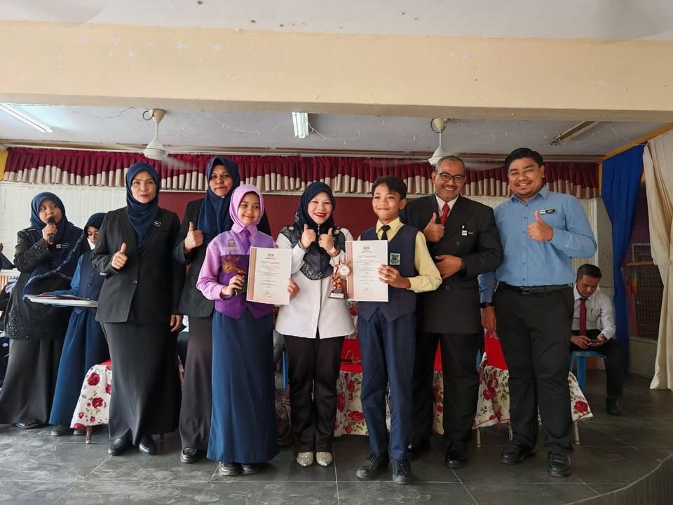 Penyampaian Piala Dan Sijil Kepada Pasukan Tarian Sekolah. 