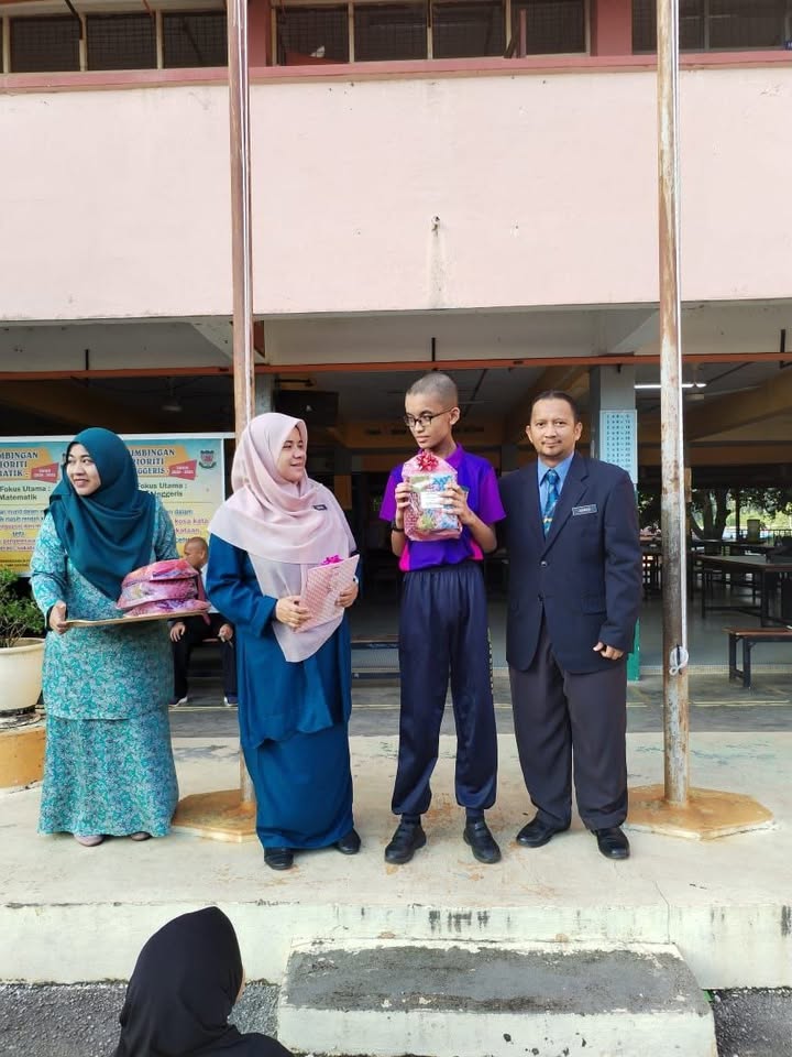 Majlis Penyampaian Hadiah Sempena English Week Skd 2023/24 