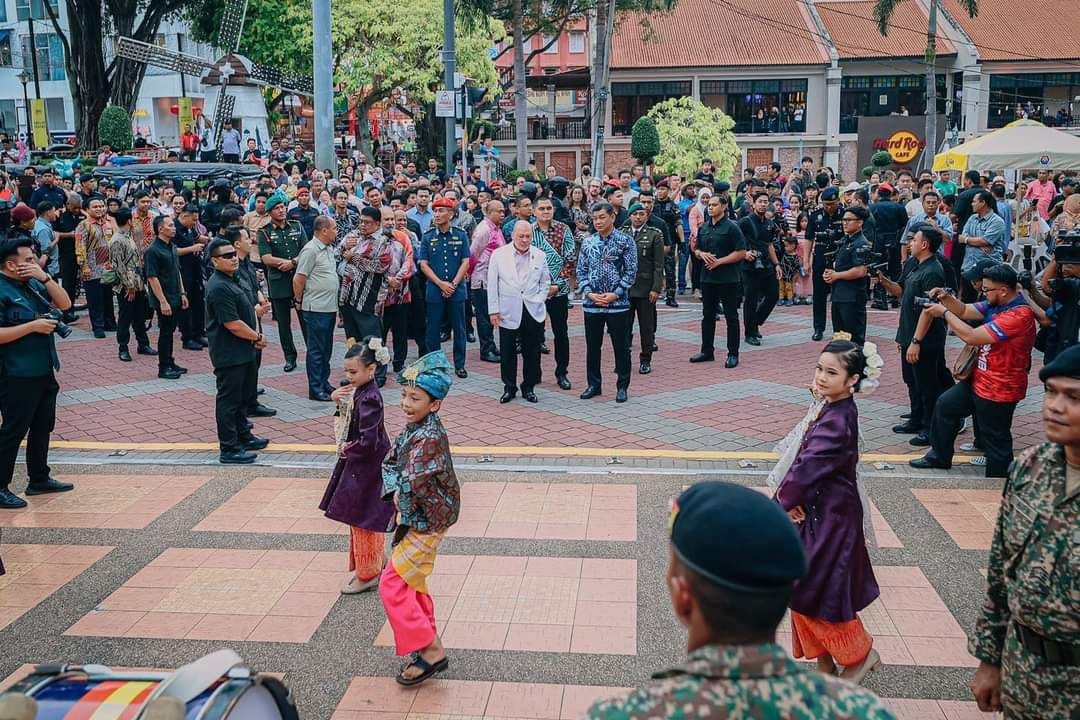 Persembahan Kebudayaan Di Car Free Zone Dari Sk 