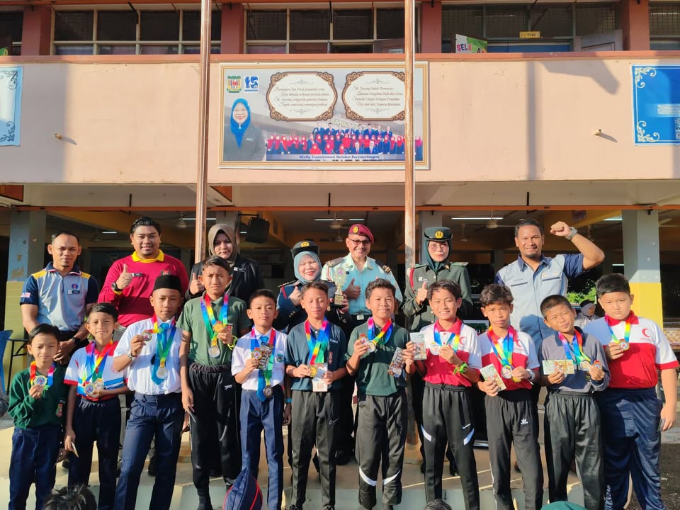 Pemberian 48 Medal Ragbi Pada Perhimpunan Koku Yang 