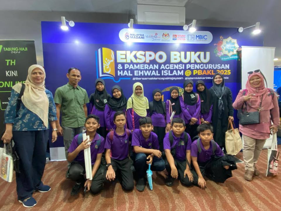 Lawatan Pengawas Pusat Sumber Ke Pesta Buku Antarabangsa 