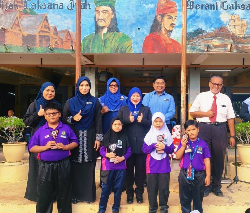 Penyampaian Hadiah Kepada Pemenang Minggu Bahasa Melayu Untuk 