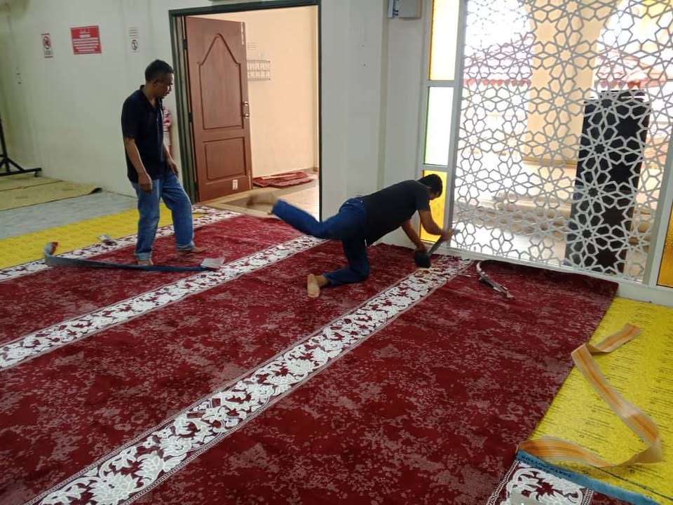Alhamdulillah...terima Kasih Ya Allah..pemasangan Karpet Baru Di Masjid 