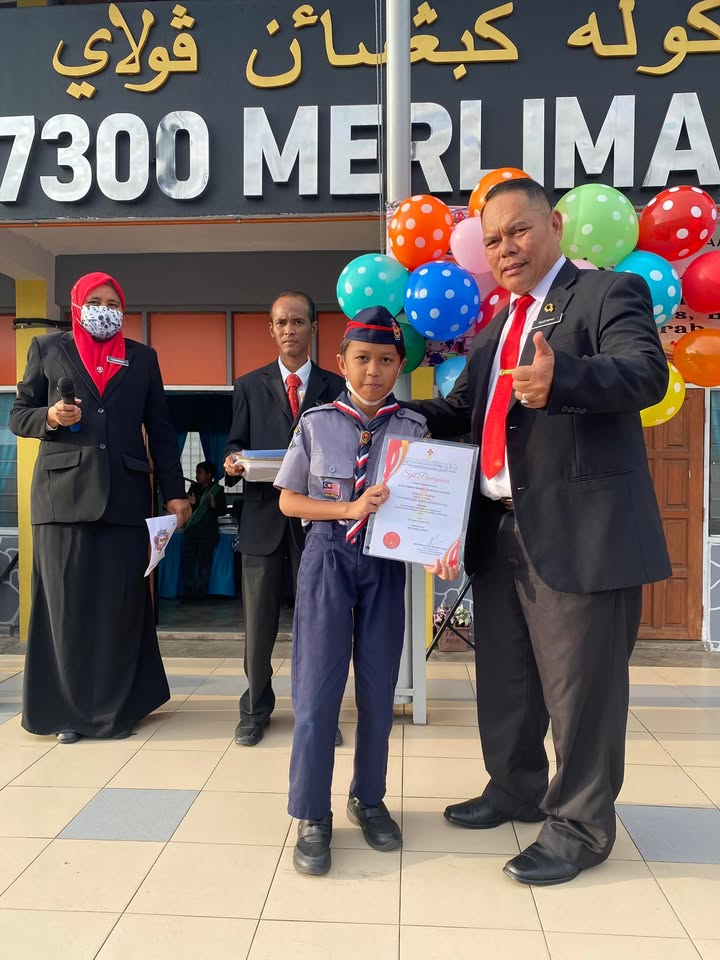 Penyampaian Sijil Pertandingan Sempena Perkhemahan Skim Lencana Keris 