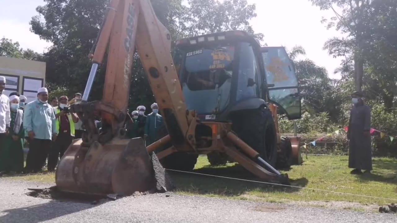 Video Tok Guru Bawa Backhoe Untuk Perasmian Pecah 