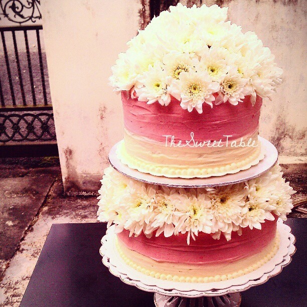 White Cake With Fresh Flower And Vanilla Cupcake 