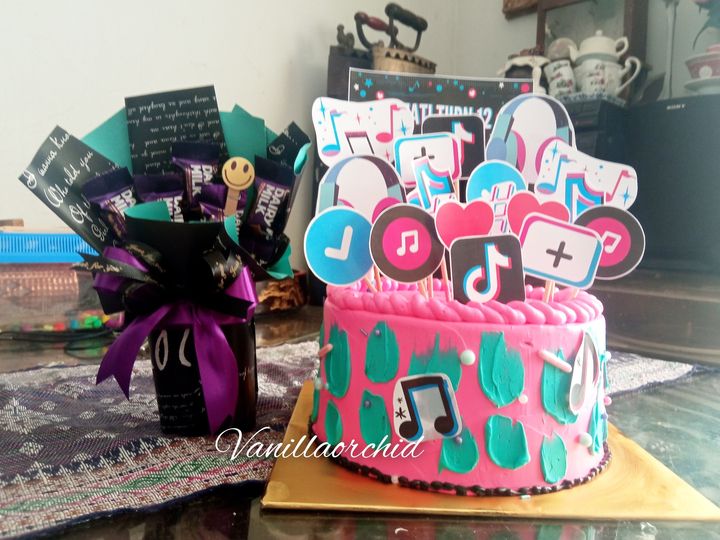 Tiktok Cake 