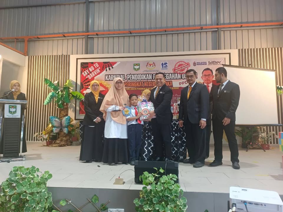 Penyampaian Hadiah Pertandingan Sudut Bacaan Kreatif Penyampaian Hadiah Pertandingan Sudut Bacaan Kreatif