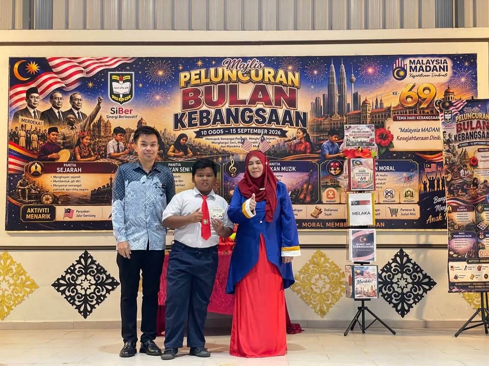 Penyampaian Hadiah Kelas Kondusif Julai 