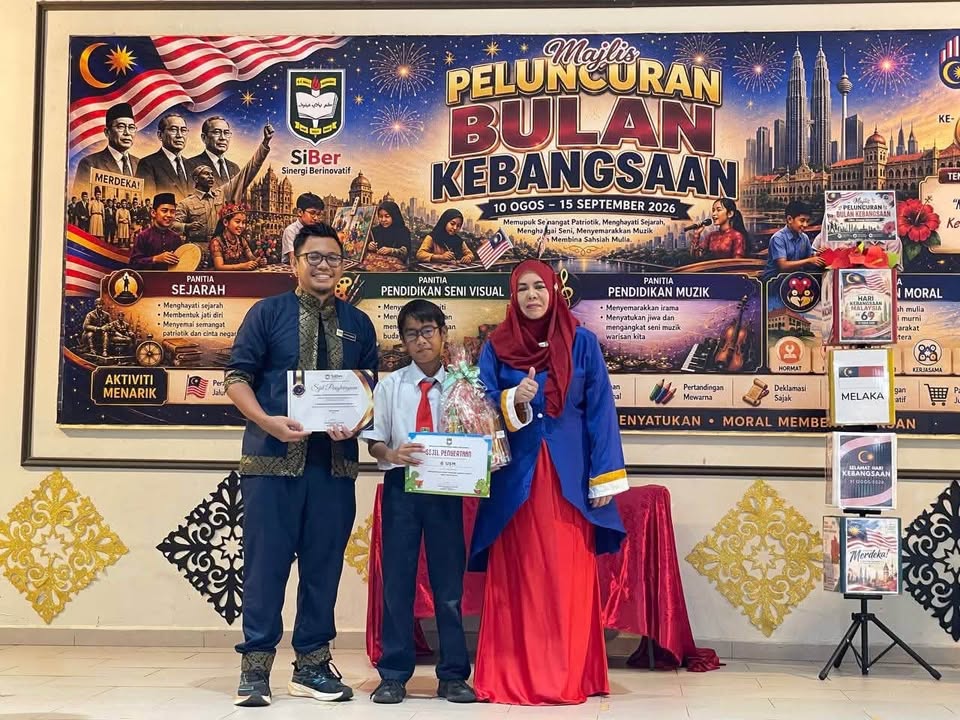 Penyampaian Hadiah Sudut Bacaan Kreatif Kelas  