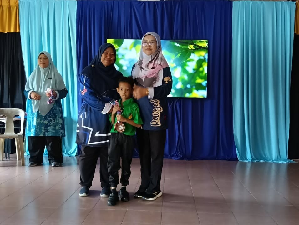 Penyampaian Hadiah Penyampaian Hadiah Acara Padang Acara Tahap 