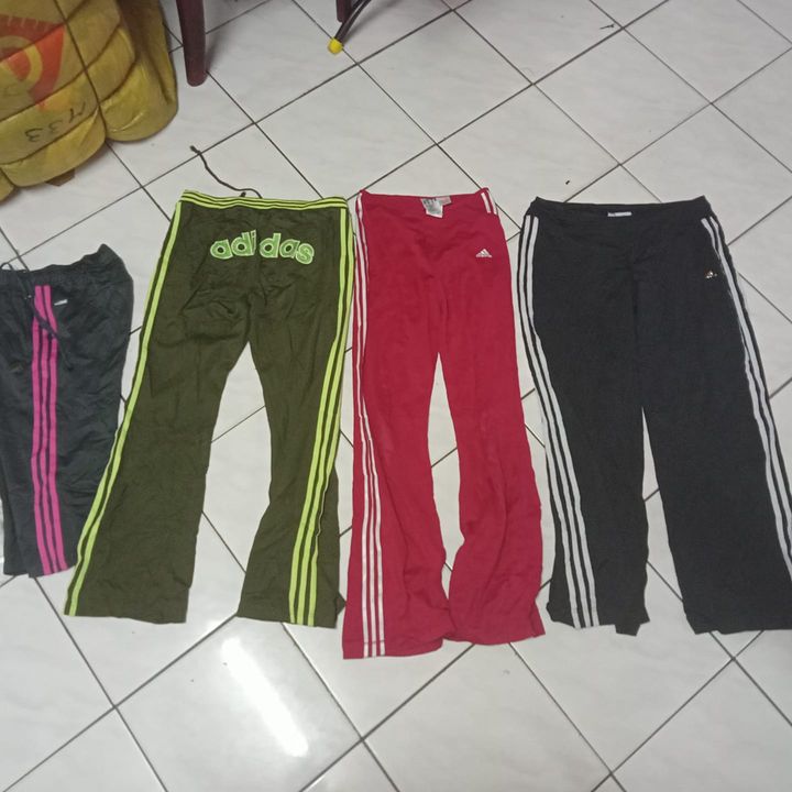Tracksuit Adidas Perempuan.. 