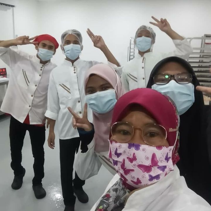 Seronok Tengok Mereka Ni Kerja Happy Buat Biskut 