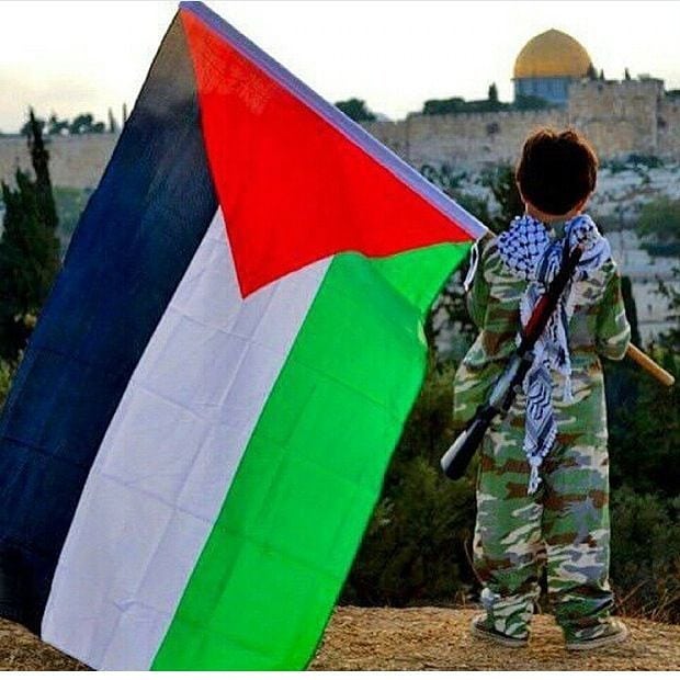 Anak Sekecil Ini Cukup Berani Berdiri Memegang Panji 