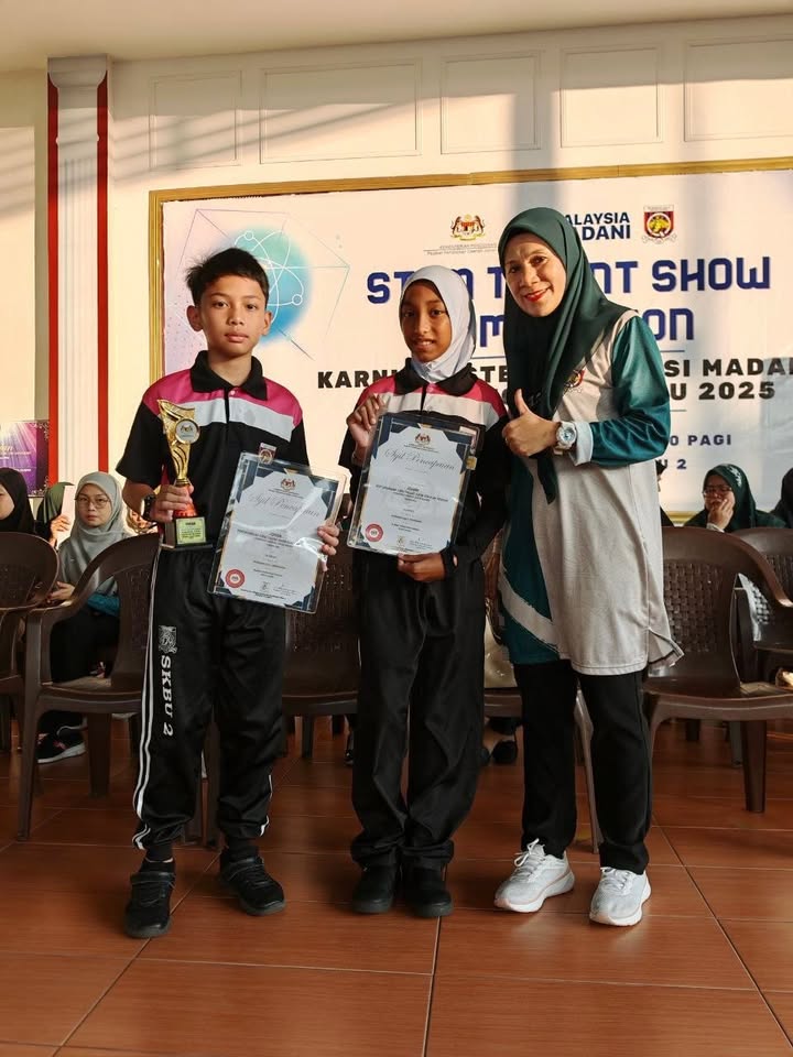 Penyampaian Hadiah Untuk Murid-murid Yang Telah Mewakili Sekolah Penyampaian Hadiah Untuk Murid-murid Yang Telah Mewakili Sekolah