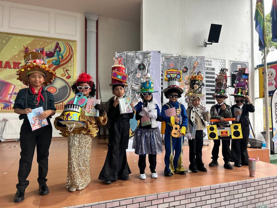 Sambutan Hari Kanak-kanak Bertemakan Retro Thinking Hat Party 