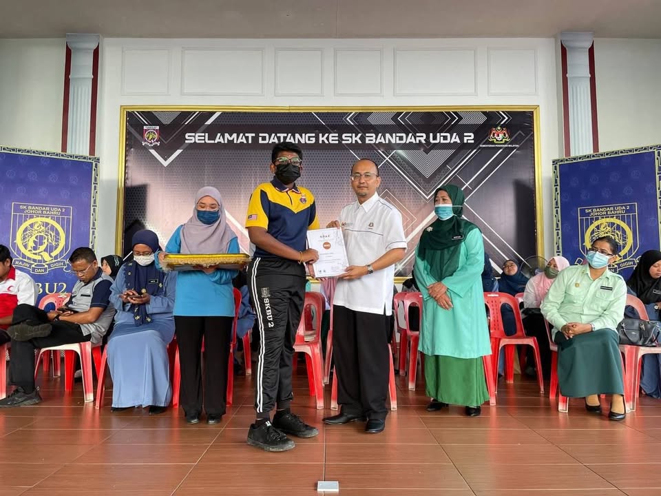 Penyampaian Sijil Dan Pingat Dalam Pertandingan Singapore Performance 