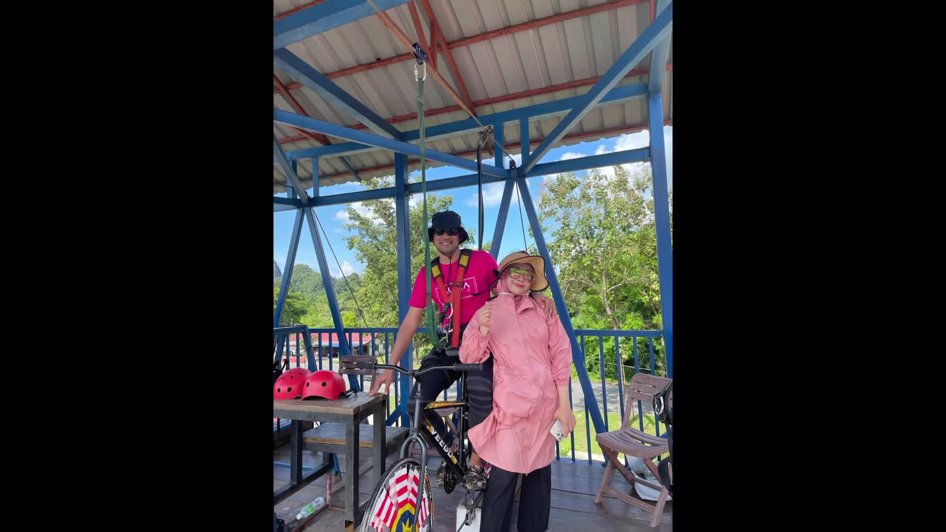“datin Furyna Azmeer Pon Dah Try Skybike 