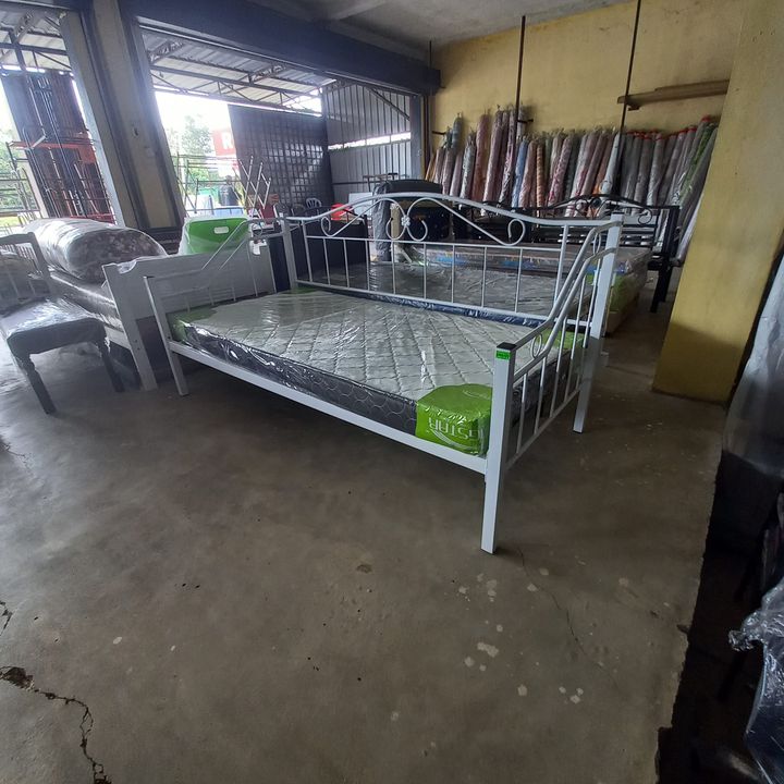 Daybed Lantai Tebal, Bukan Jaring. 