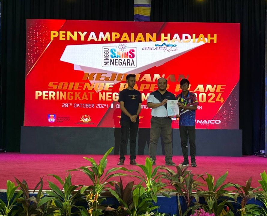 Majlis Penyampaian Hadiah Pertandingan Science Paper Plane Peringkat 