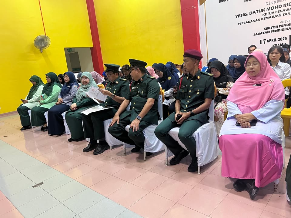 Majlis Simbolik Pemakaian Lencana Jalur Gemilang Pada Pakaian 