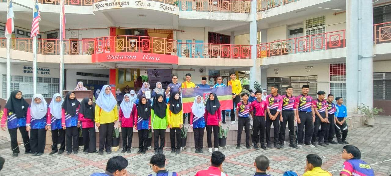 Majlis Penyerahan Bendera Kepada Kontinjen Bola Tampar Sekolah 