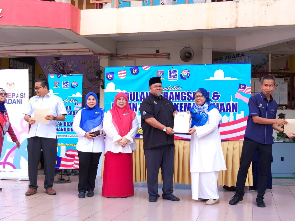 Penyampaian Sijil Sempena Program Akses International School Benchmark: 