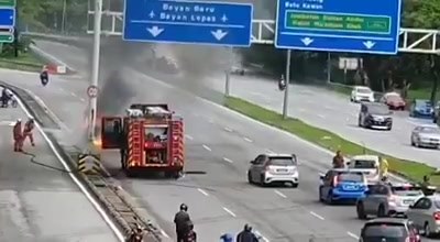 Sebuah Kereta Perodua Myvi Telah Dilanggar Oleh Sebuah 
