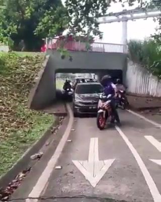 Masih Lagi Ada Yang Masuk Laluan Motor. 