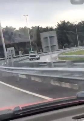 Kelihatan Sebuah Kenderaan Jpj Melawan Arus. Lokasi Belum 