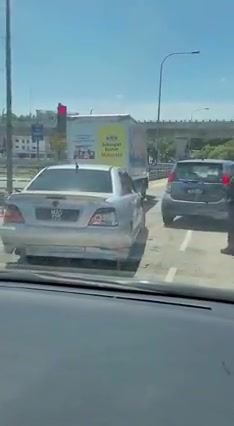 Pemandu Kereta Rempuh Kenderaan Elak Ditahan Polis 