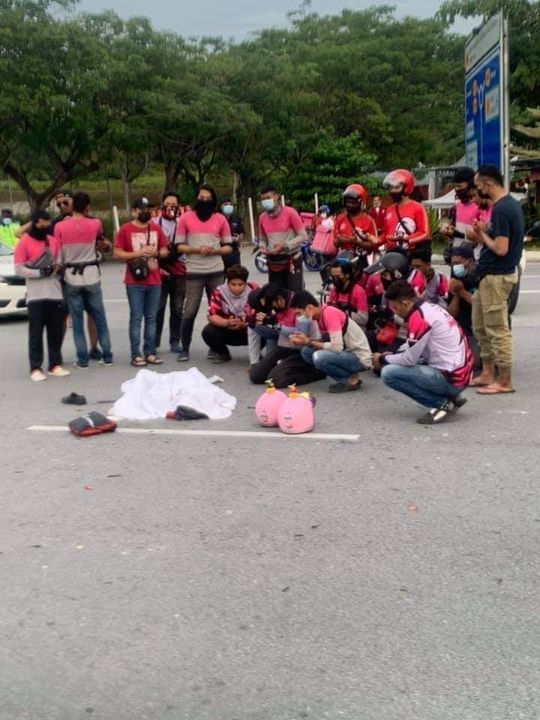 Sayu Tengok Gambar Ni. Arwah Dikhabarkan Baru Mendirikan 