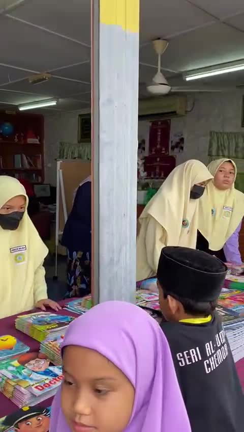 Seronok Adik- Adik Ni Membeli. 