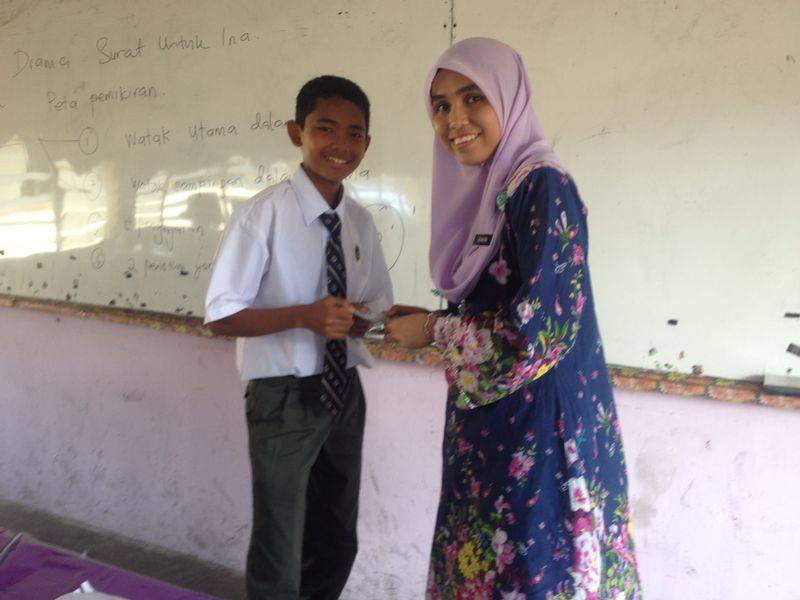 Penyampaian Bantuan Awal Persekolahan Kepada Para Pelajar Ting 