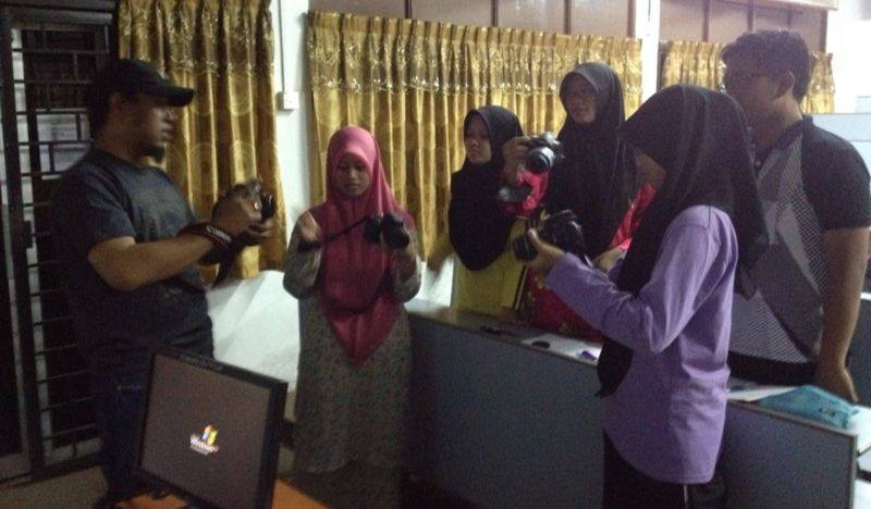 Kursus Fotografi Oleh Pembina Kepada Pelajar Yang Berminat... 