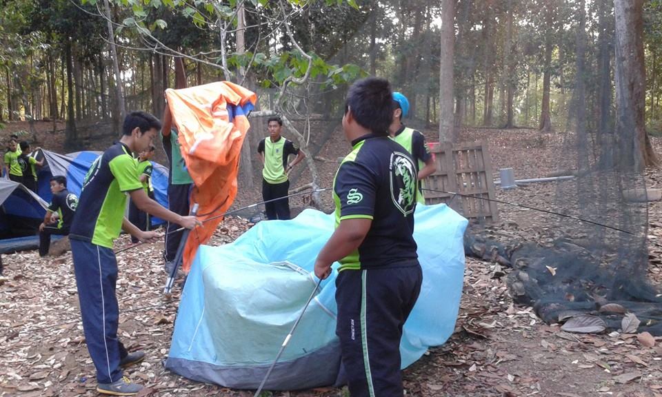 Lagi Aksi Mendirikan Khemah...pengalaman Berharga Terutama Untuk Yang 
