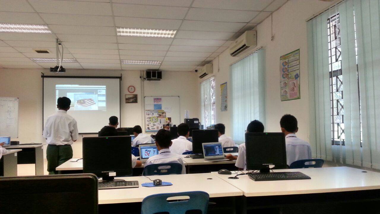 Pelajar Gunakan Pixlr.com Utk Buat Poster Kemerdekaan Dlm 