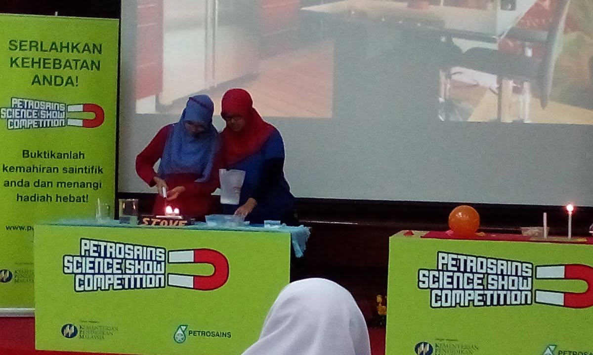 Mozac Menghantar Pelajar Ke Pertandingan Petrosains Science Show 
