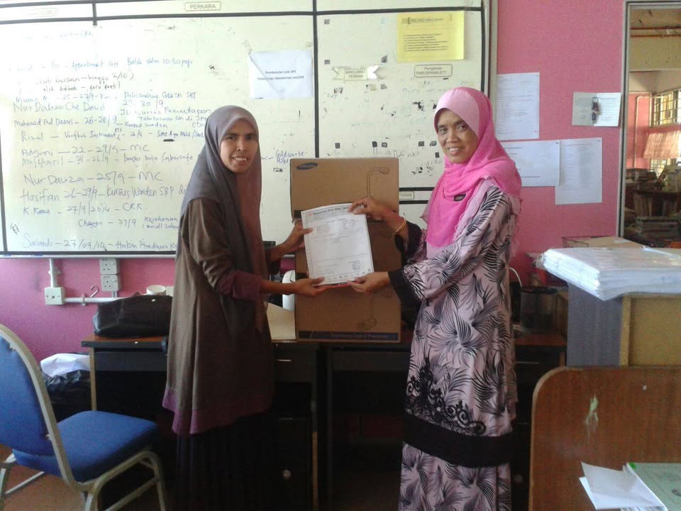 Penyerahan 3 Buah Visualiser Sumbangan Batch Spm 1998 