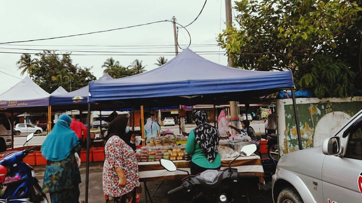 Limpah Meja Penuh Makanan. 