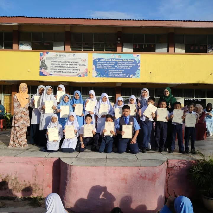 Penyampaian Sijil Duta Sahsiah Kepada Murid² Yang Terpilih. 