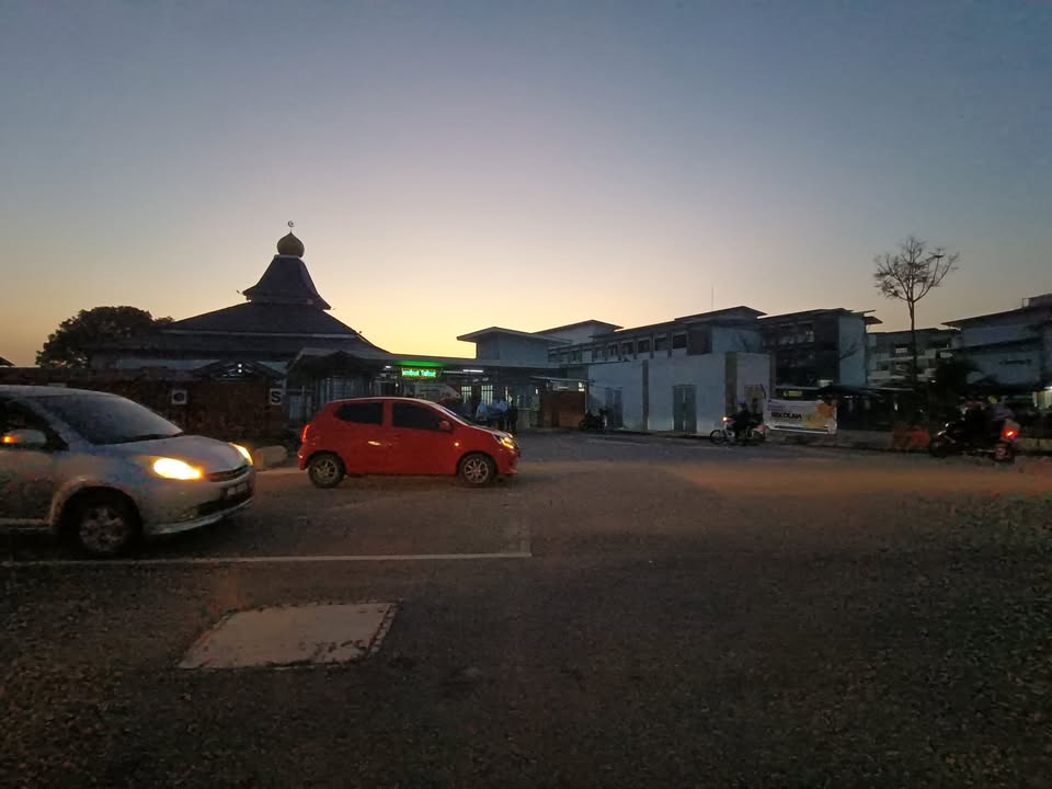Suasana Pagi Di Pintu Masuk Murid Di Smk 