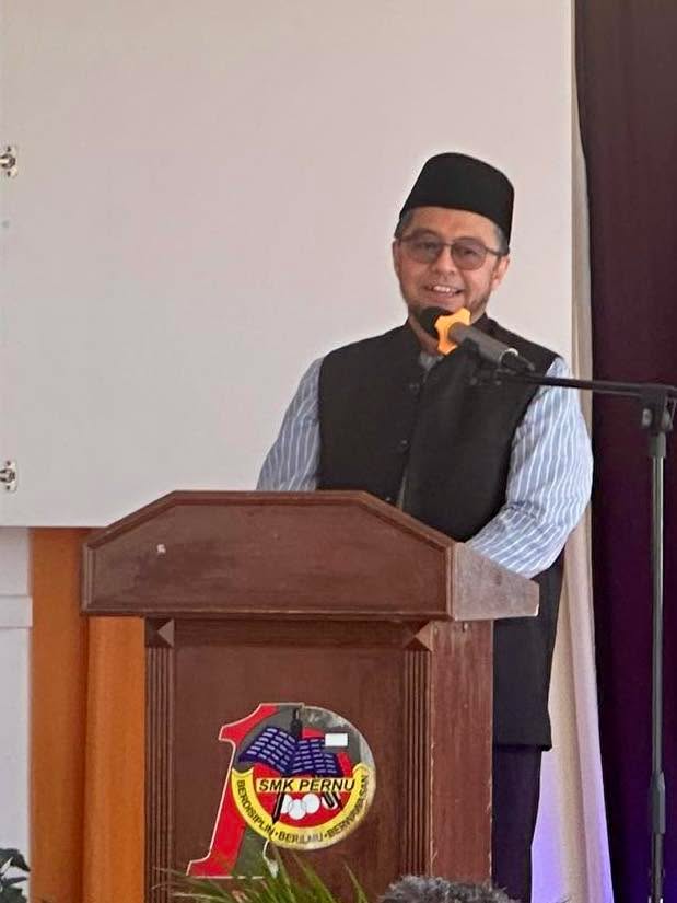 Gadis Rupawan Berdagang Di Pekan 
