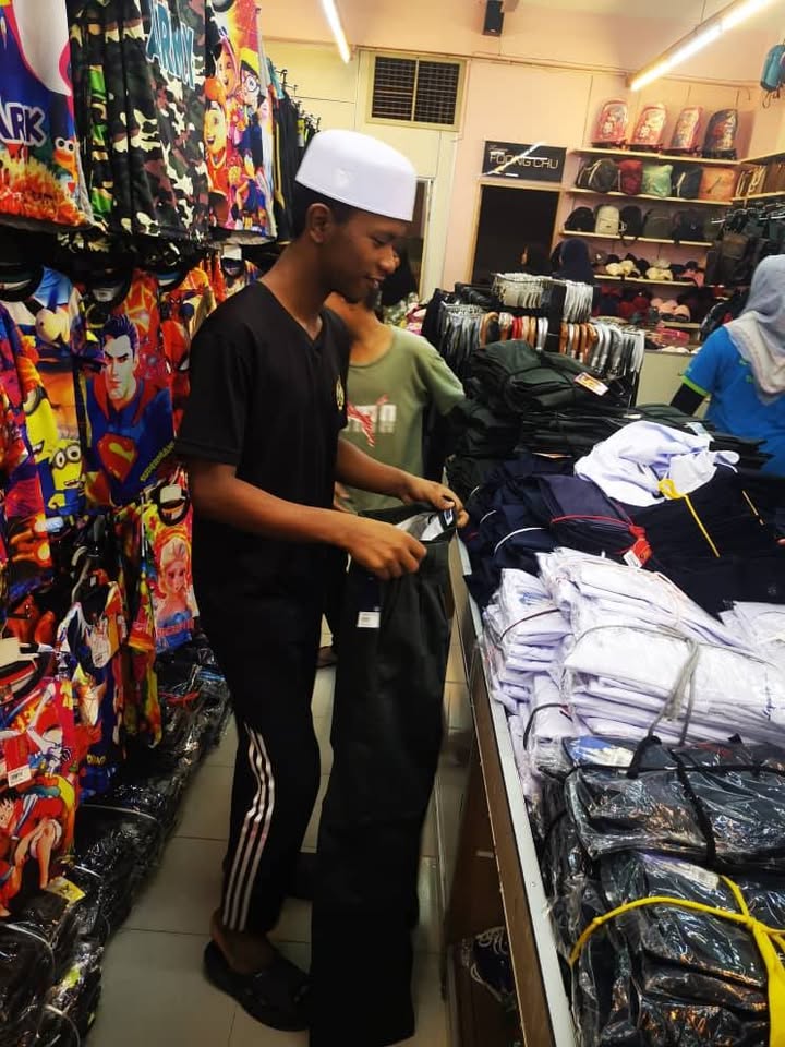 Urusan Beli Baju Dan Seluar Sekolah Utk Anak 